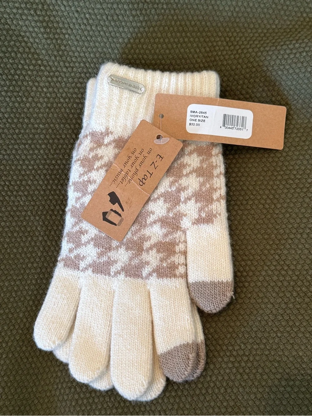 Steve Madden Touchscreen Houndstooth Knit Gloves in Cream & Light Taupe